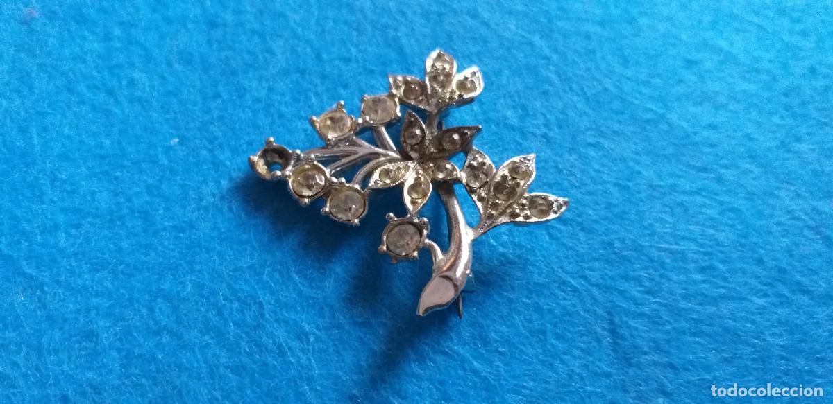 Joyeria: Broche en forma de ramo de flores. Plateado. Piedras peque&ntilde;as. 4 cm.