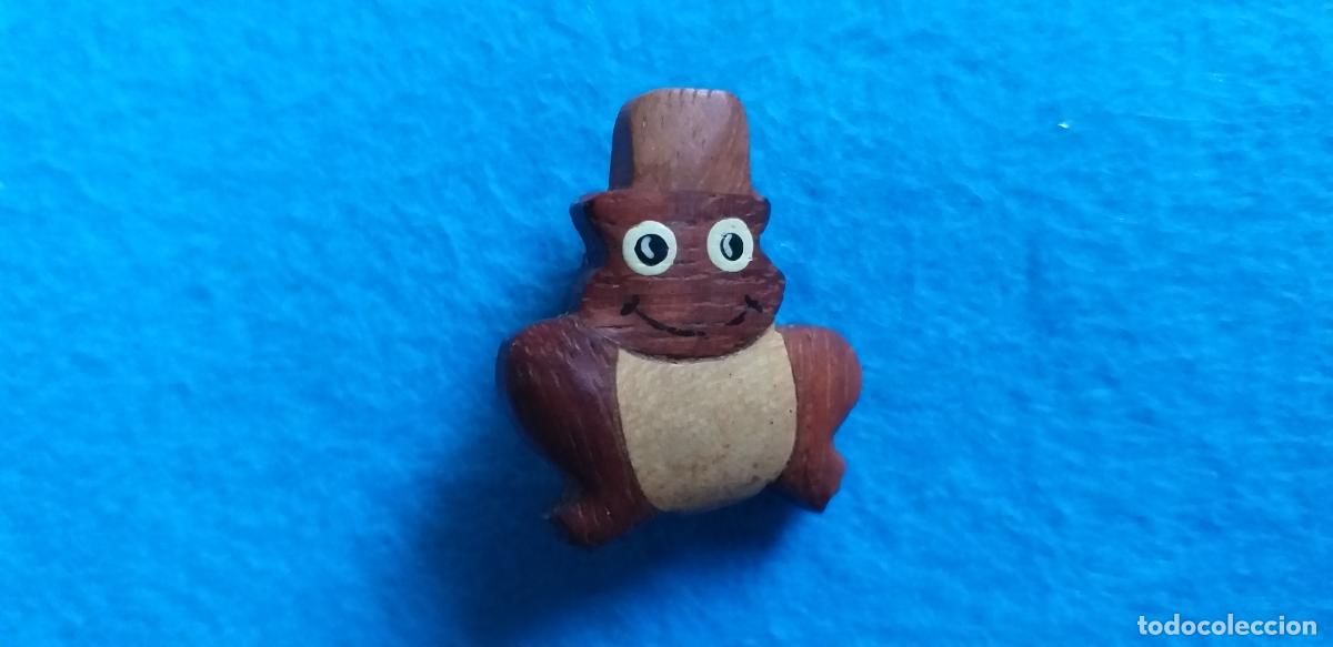 Joyeria: Broche en forma de rana. Madera