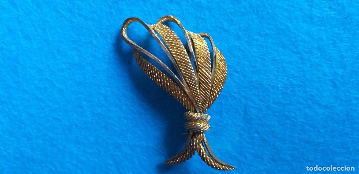 Joyeria: BROCHE DE ALFILER PARA SOLAPA. FORMA DE LAZO. METAL DORADO.