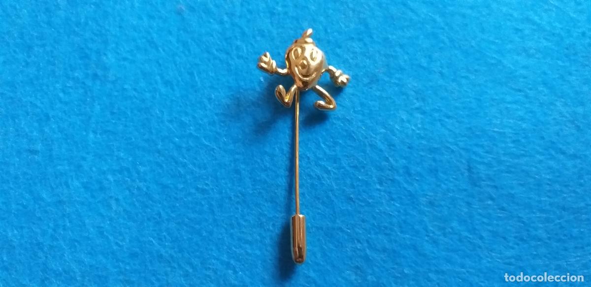 Joyeria: BROCHE ALFILER. FRES&Oacute;N. LA FRESA ALCALDE. PERSONAJE DE LOS FRUITTIS. FRUITIS - COMICS SPAIN -1990