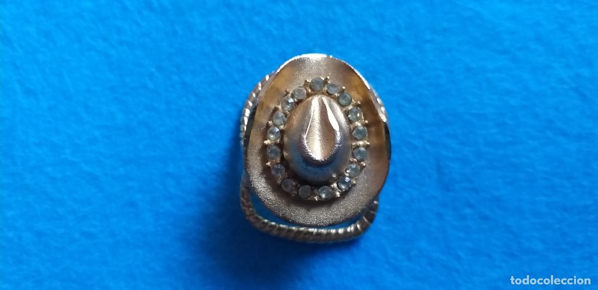 Joyeria: BROCHE DE OJAL PARA SOLAPA. FORMA DE SOMBRERO. METAL DORADO Y PIEDRAS.