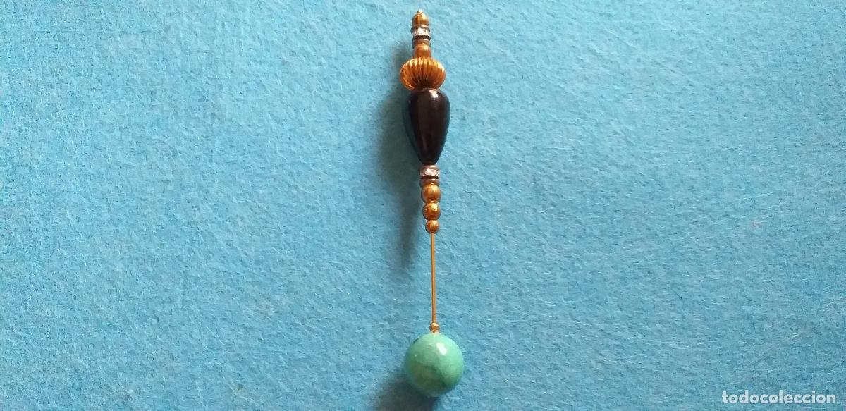 Joyeria: Broche Alfiler. Complemento. Varias cuentas diferentes. 12 cm.