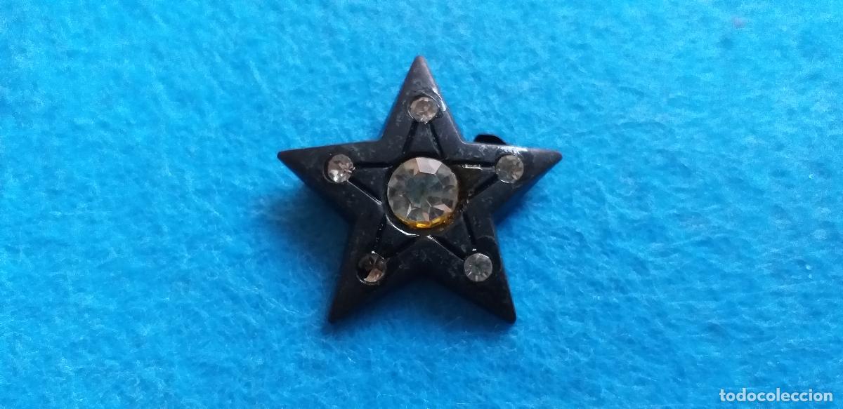 Joyeria: Broche antiguo. Estrella de cinco puntas. PVC y piedras. Negro. Alfiler