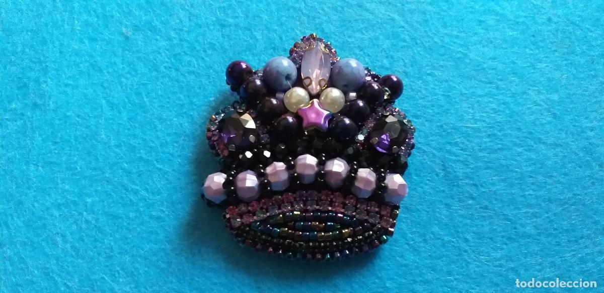 Joyeria: Broche en forma de corona. Tonos morados. Cuentas