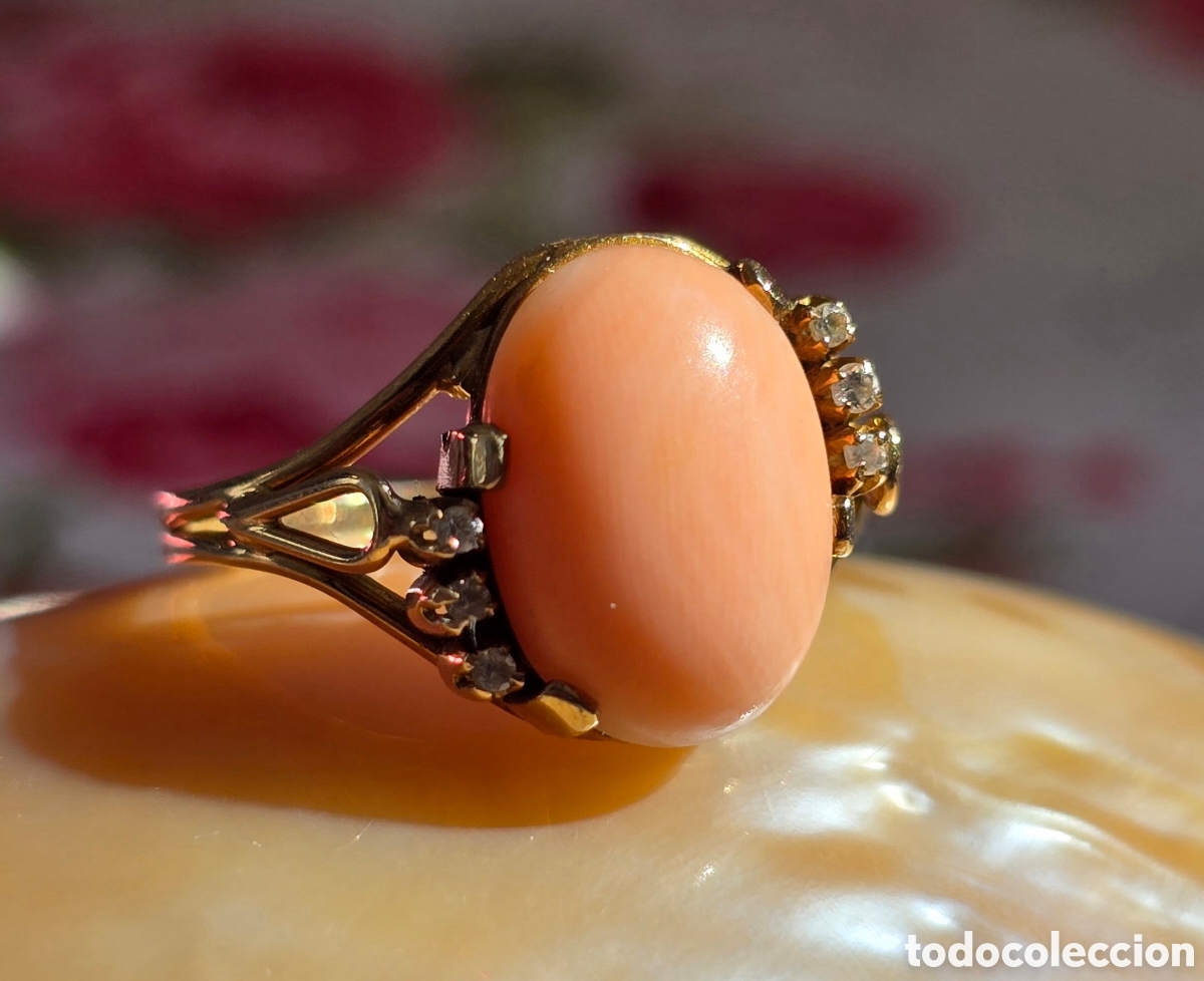 Joyeria: Anillo de oro amarillo 750 con pieza de Coral natural y 6 peque&ntilde;os diamantes