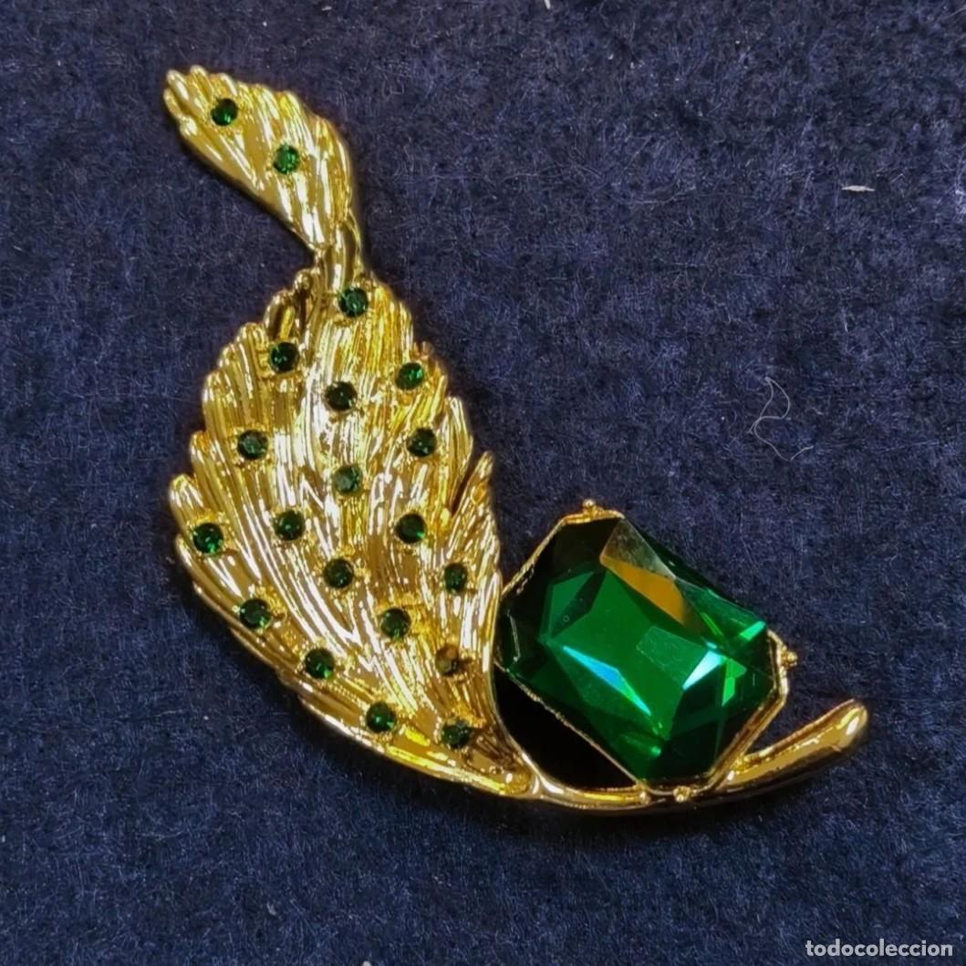 Joyeria: BROCHE CON PIEDRAS VERDES DE ALPACA DORADA. MED 9,5. X 4,5 CMS
