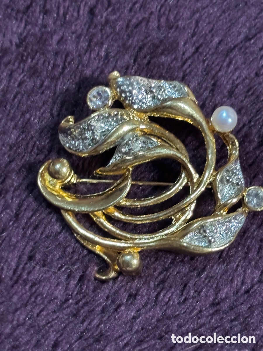 Joyeria: Broche dorado de bisuter&iacute;a