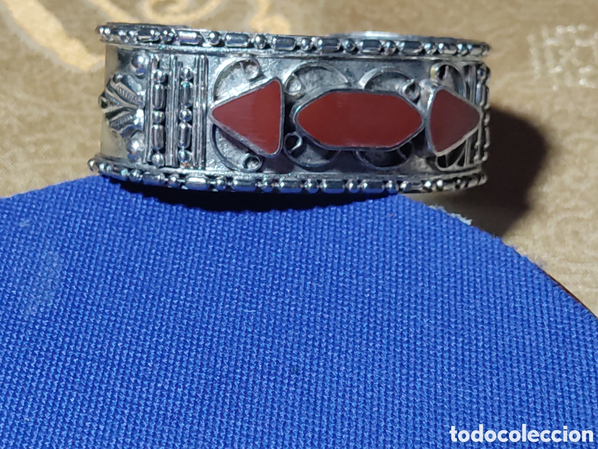 Joyeria: Pulsera & brazalete Bereber de metal plateado y coral rojo.Vintage.