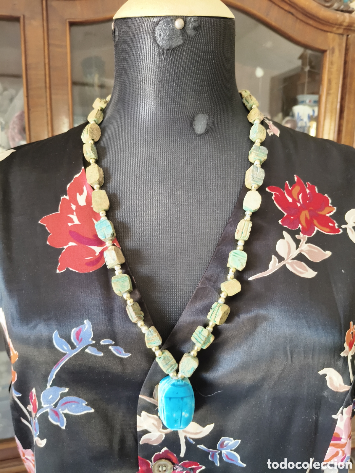 Joyeria: Collar vintage de piedras talladas simulando escarabajo en turquesas
