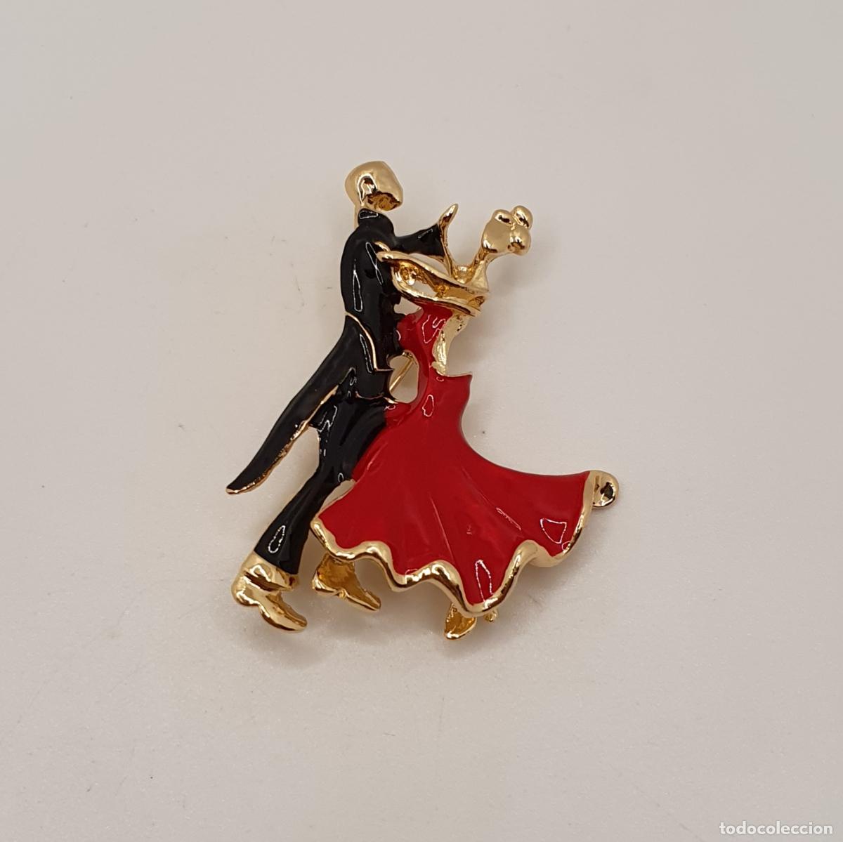 Joyeria: Elegante broche de bella pareja bailando con acabados en esmaltes y oro.