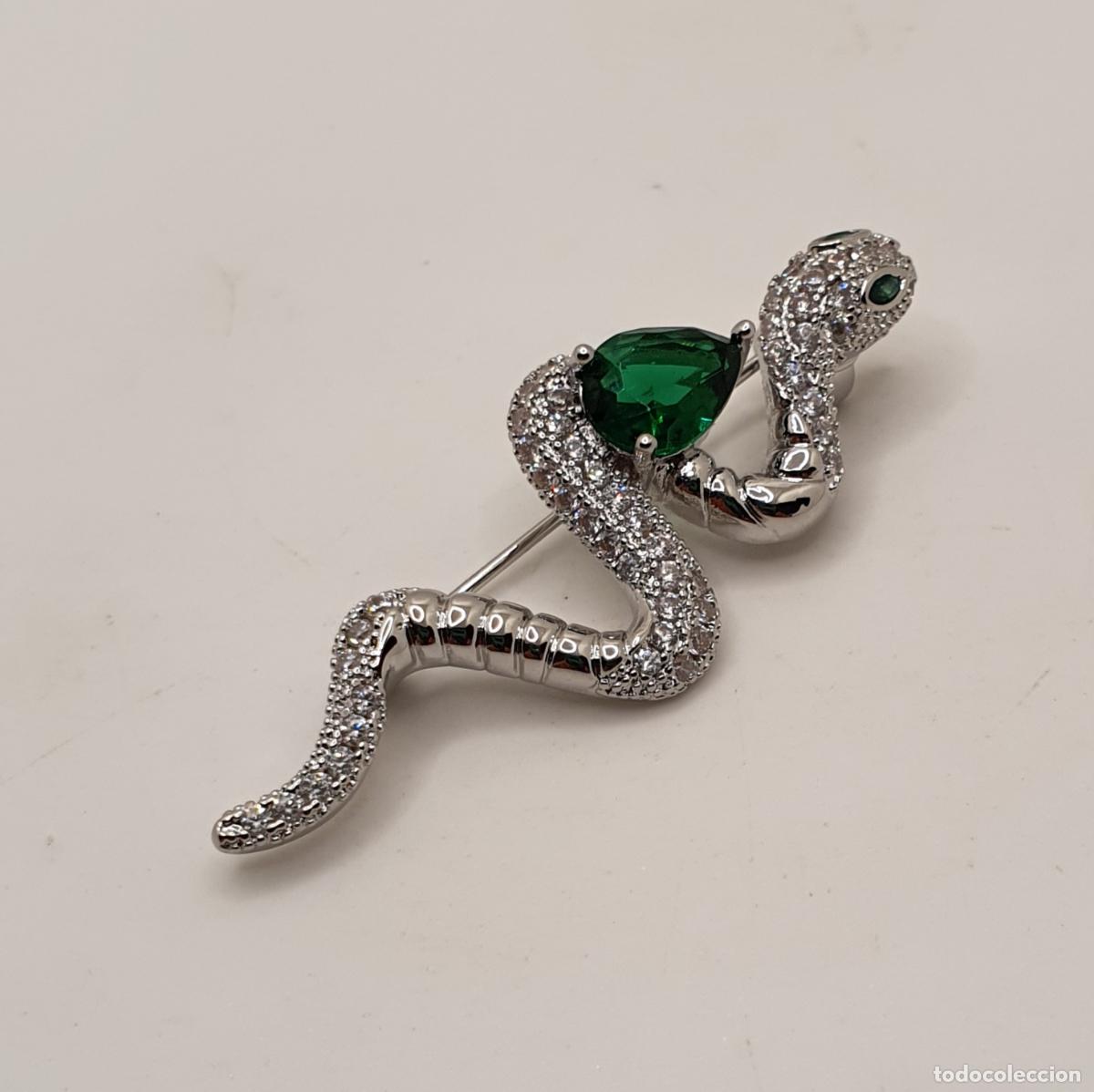 Joyeria: Lujoso y elegante broche de serpiente chapado en oro blanco, circonitas y esmeralda.