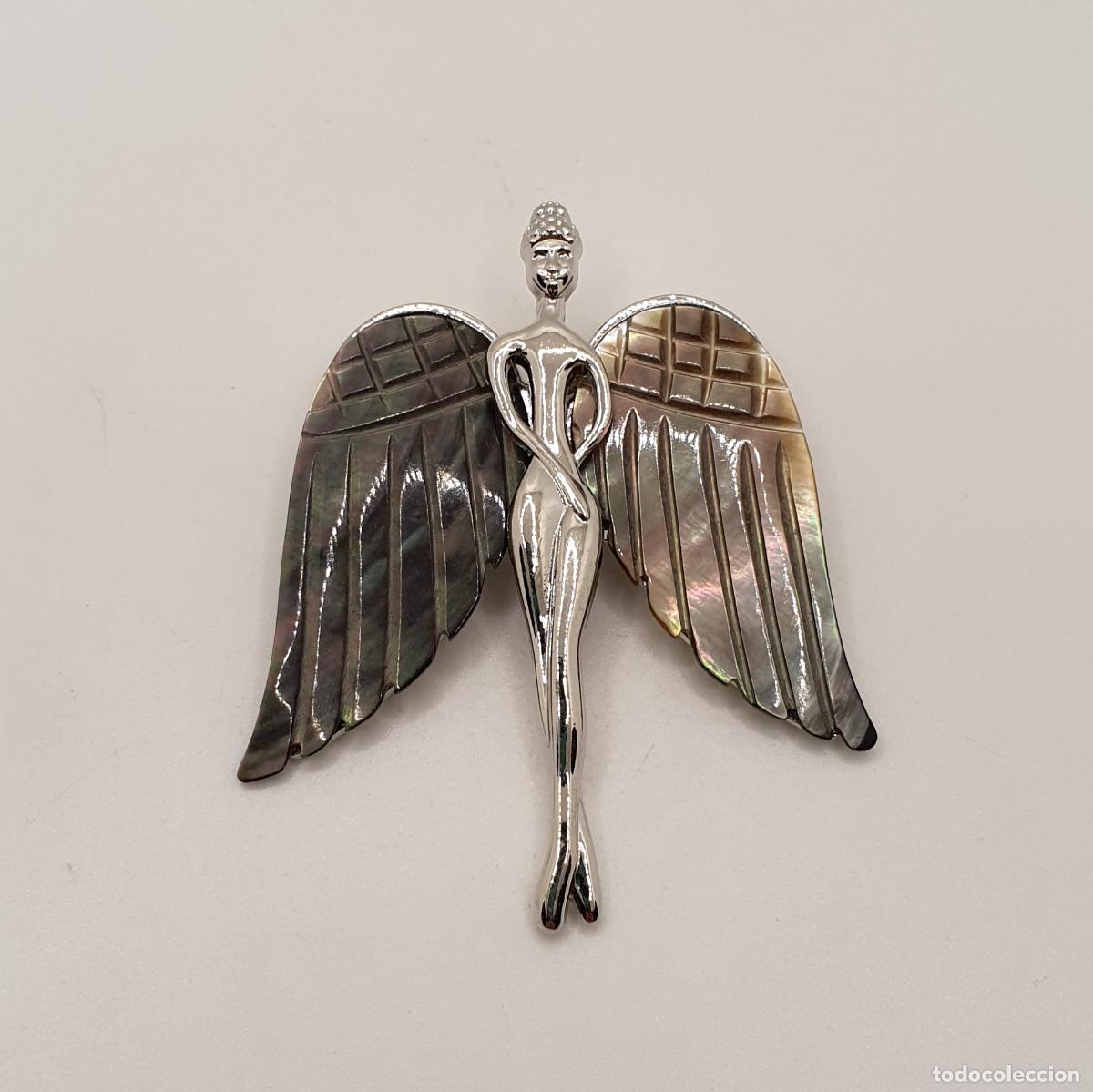 Joyeria: Magn&iacute;fico broche colgante de bella ninfa o hada con alas de madreperla y acabados en plata.