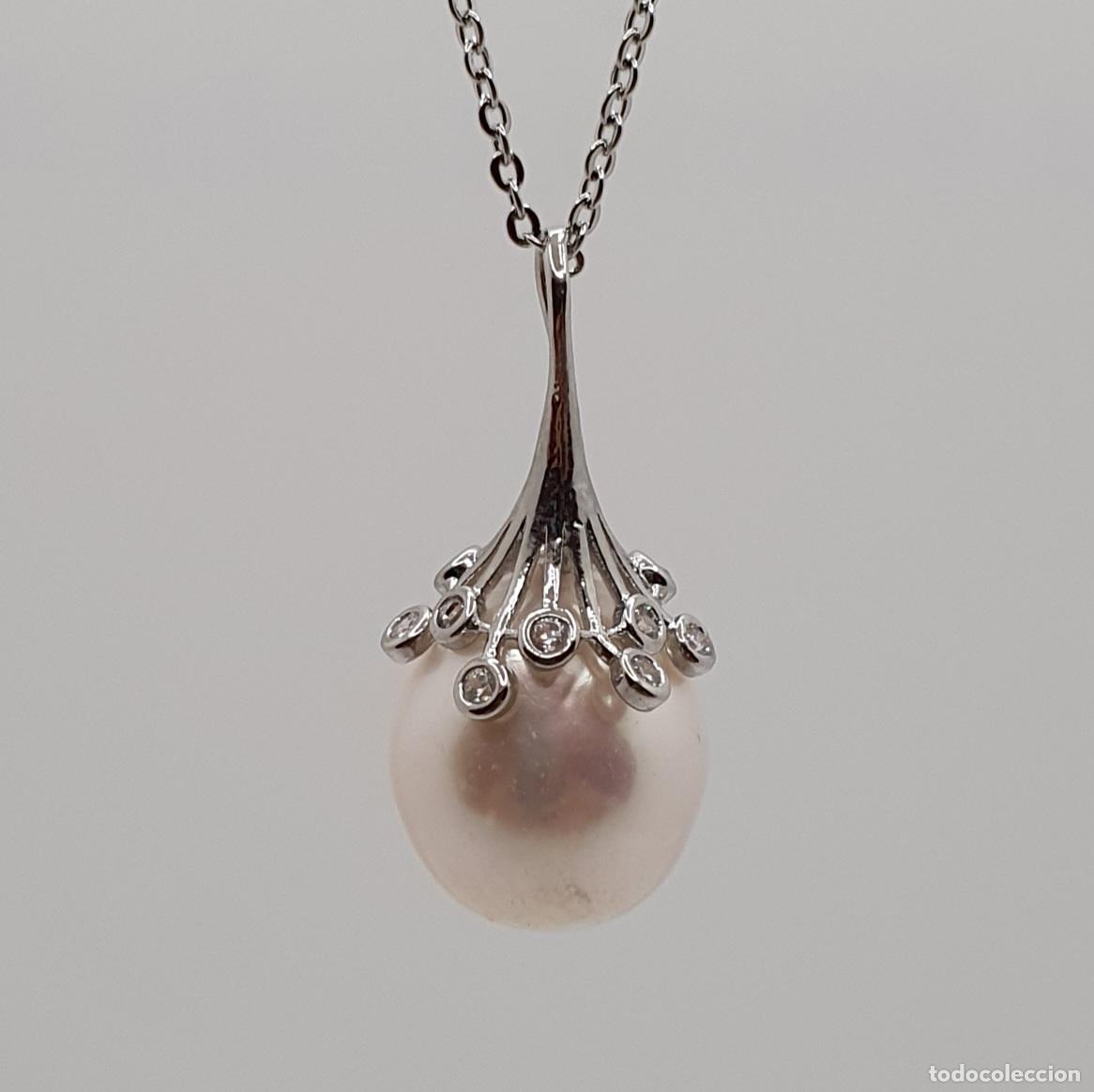 Joyeria: Exquisito colgante de dise&ntilde;o chapado en oro blanco, circonitas y perla natural cultivada.
