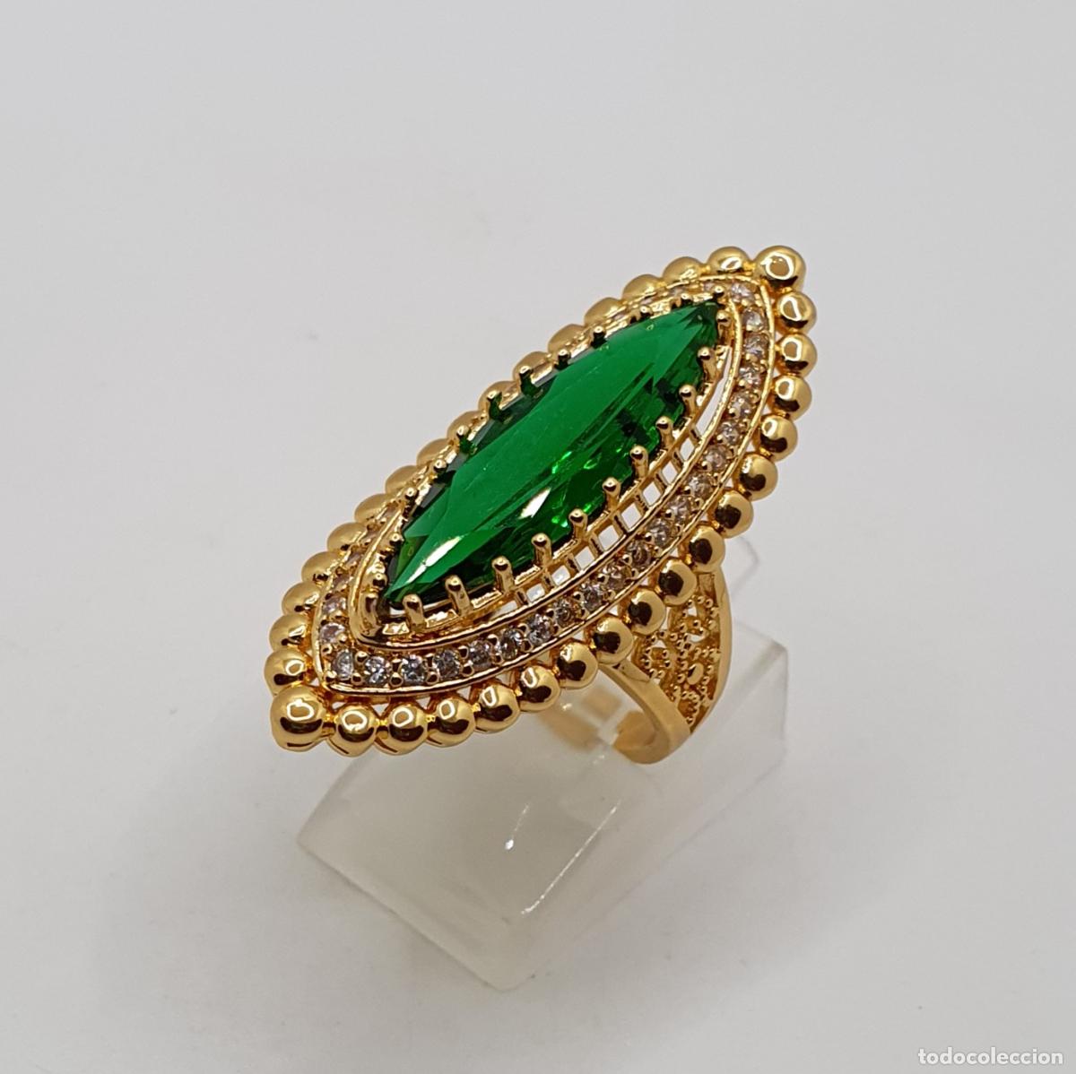 Joyeria: Magn&iacute;fico anillo tipo lanzadera, con acabados en oro de 14k, circonitas y gran esmeralda creada.