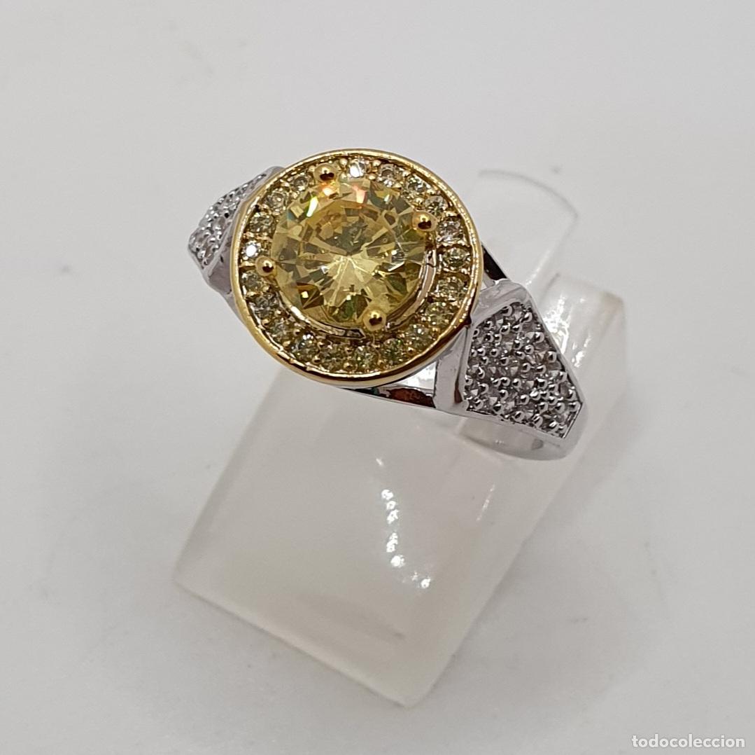 Joyeria: Bell&iacute;sima sortija de estilo art dec&oacute; chapado en oro amarillo y blanco, circonitas y topacio creado.