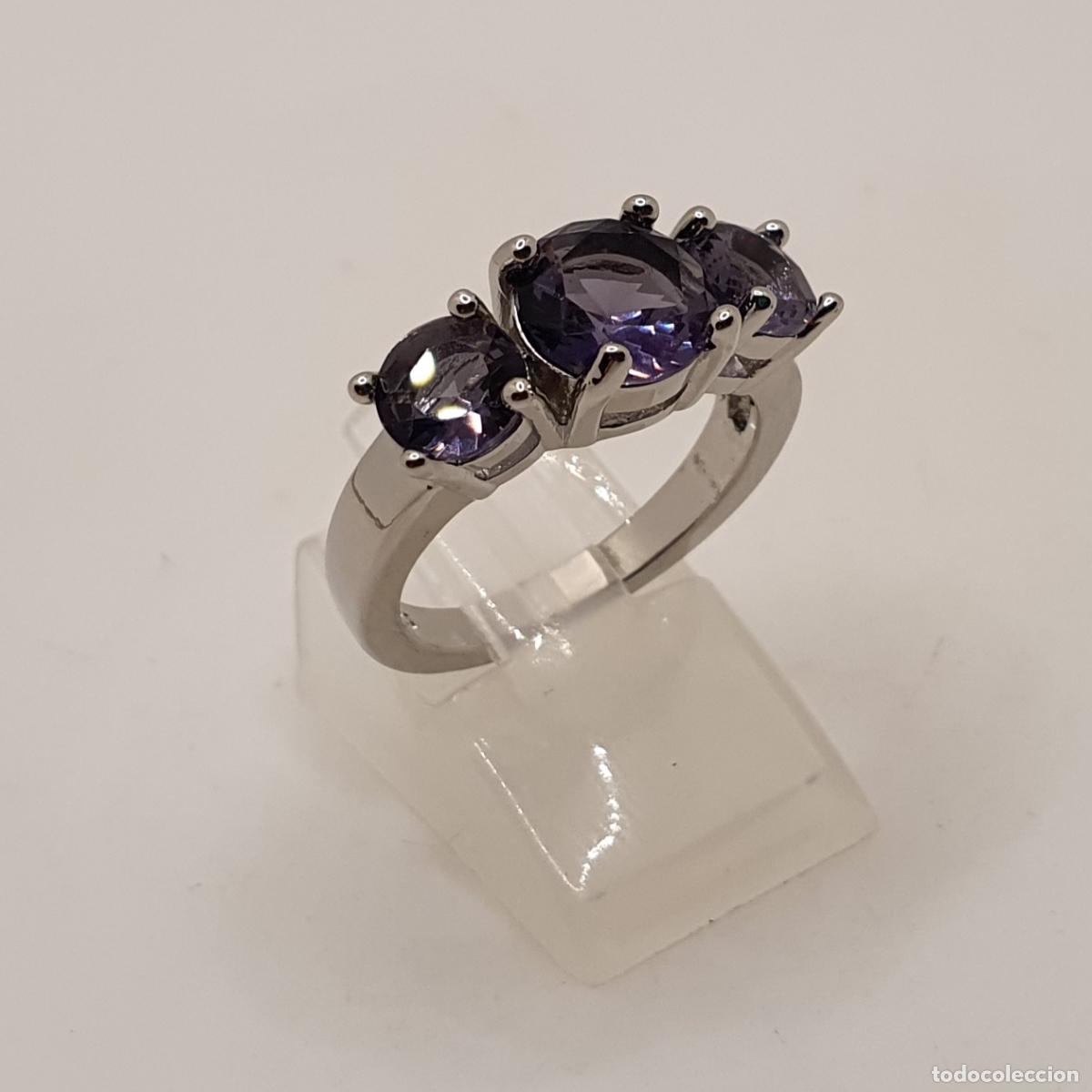 Joyeria: Elegante anillo tipo pedida con acabados en plata de ley 925 y tres amatistas talla diamante.