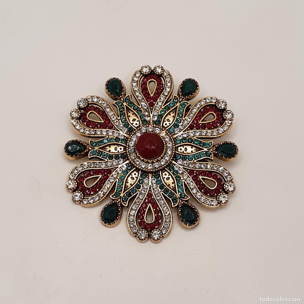 Joyeria: Hermoso broche tipo roset&oacute;n con acabados en oro viejo, circonitas y s&iacute;mil de bella pedrer&iacute;a.