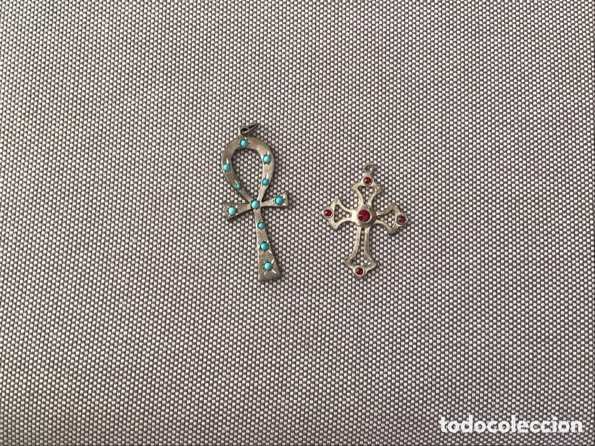 Joyeria: Dos cruces plateadas con turquesa y con piedras rojas