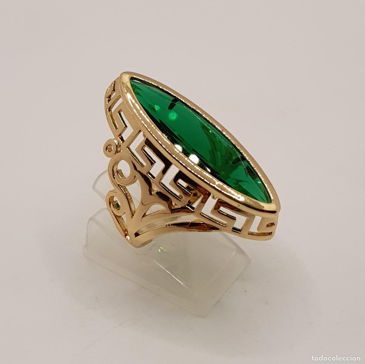 Joyeria: Exuberante anillo de corte hel&eacute;nico con acabados en oro 14k y gran esmeralda creada talla marqu&eacute;s.