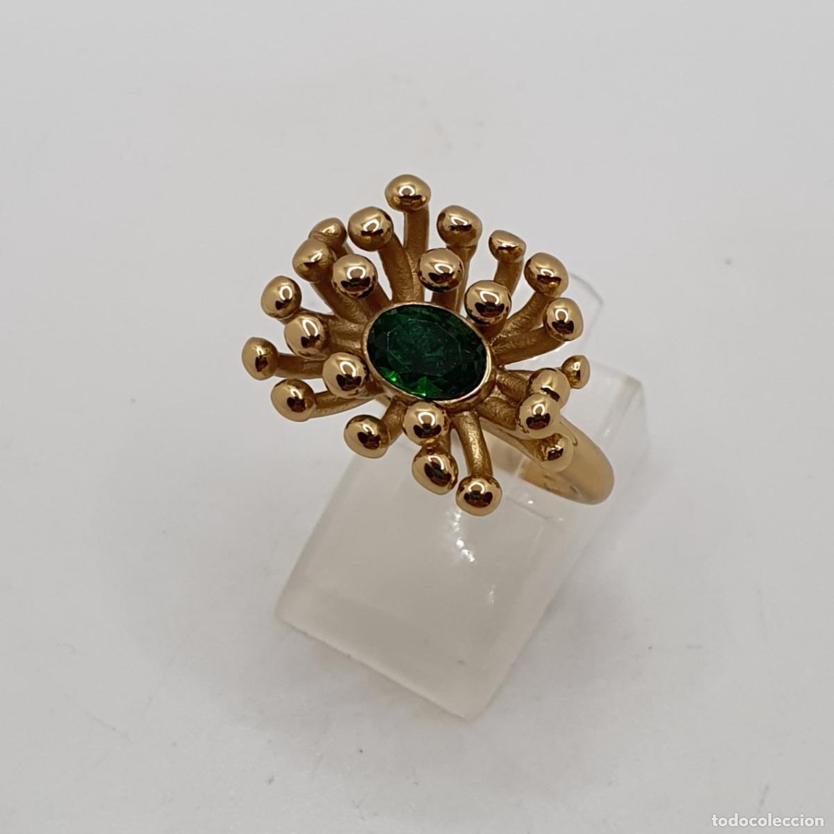 Joyeria: In&eacute;dita sortija de anemona en acero con acabados en oro de 14k y esmeralda creada talla oval.