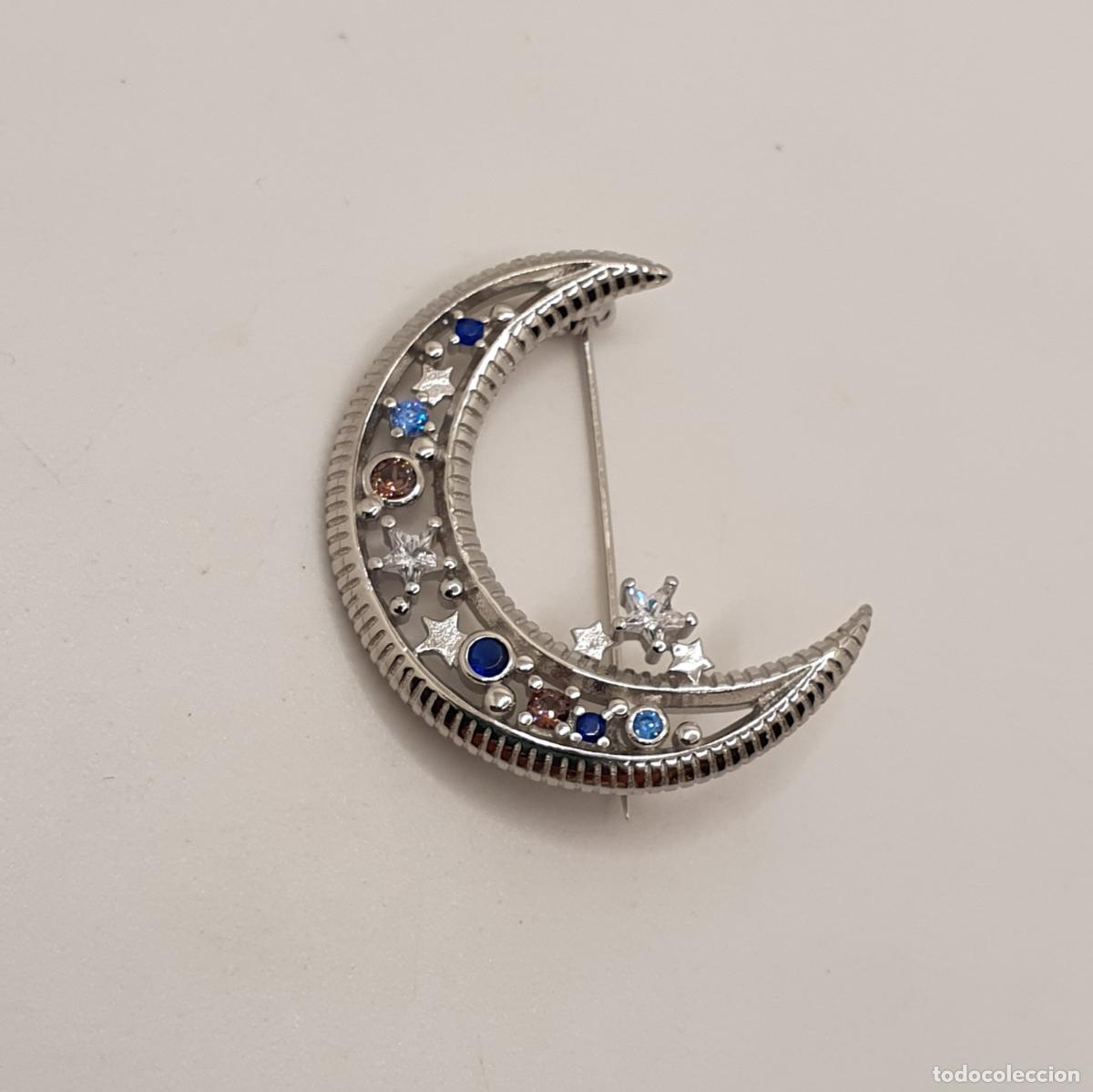Joyeria: Divino broche de luna en plata 925 con circonitas y piedras semipreciosas creadas incrustadas.