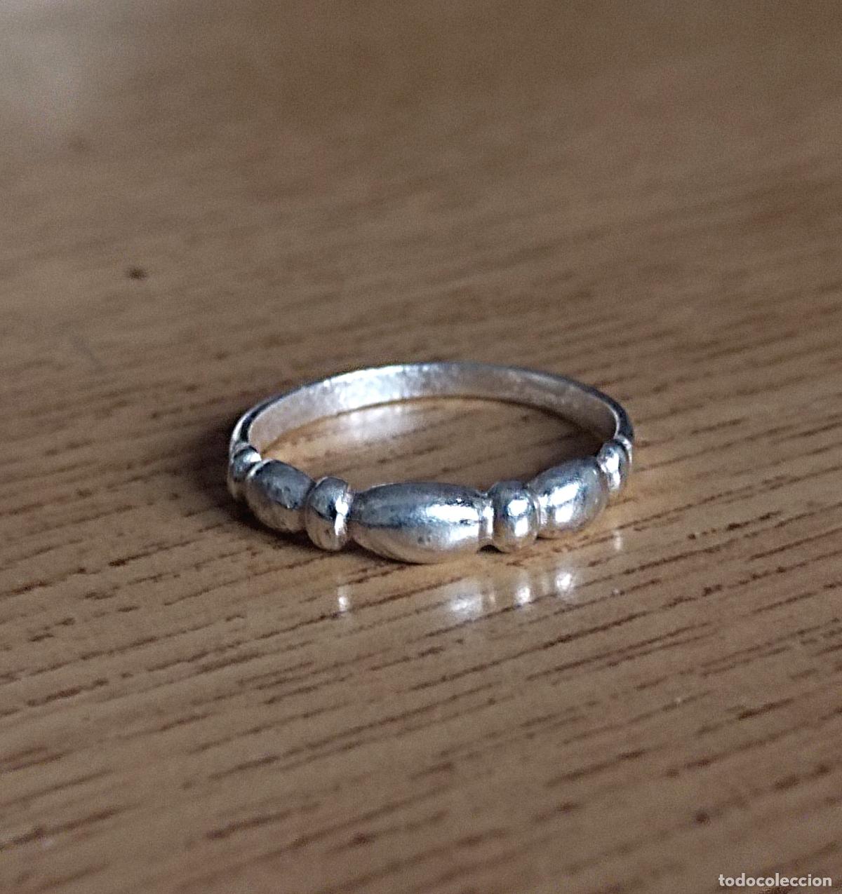 Joyeria: Anillo de plata de ley.