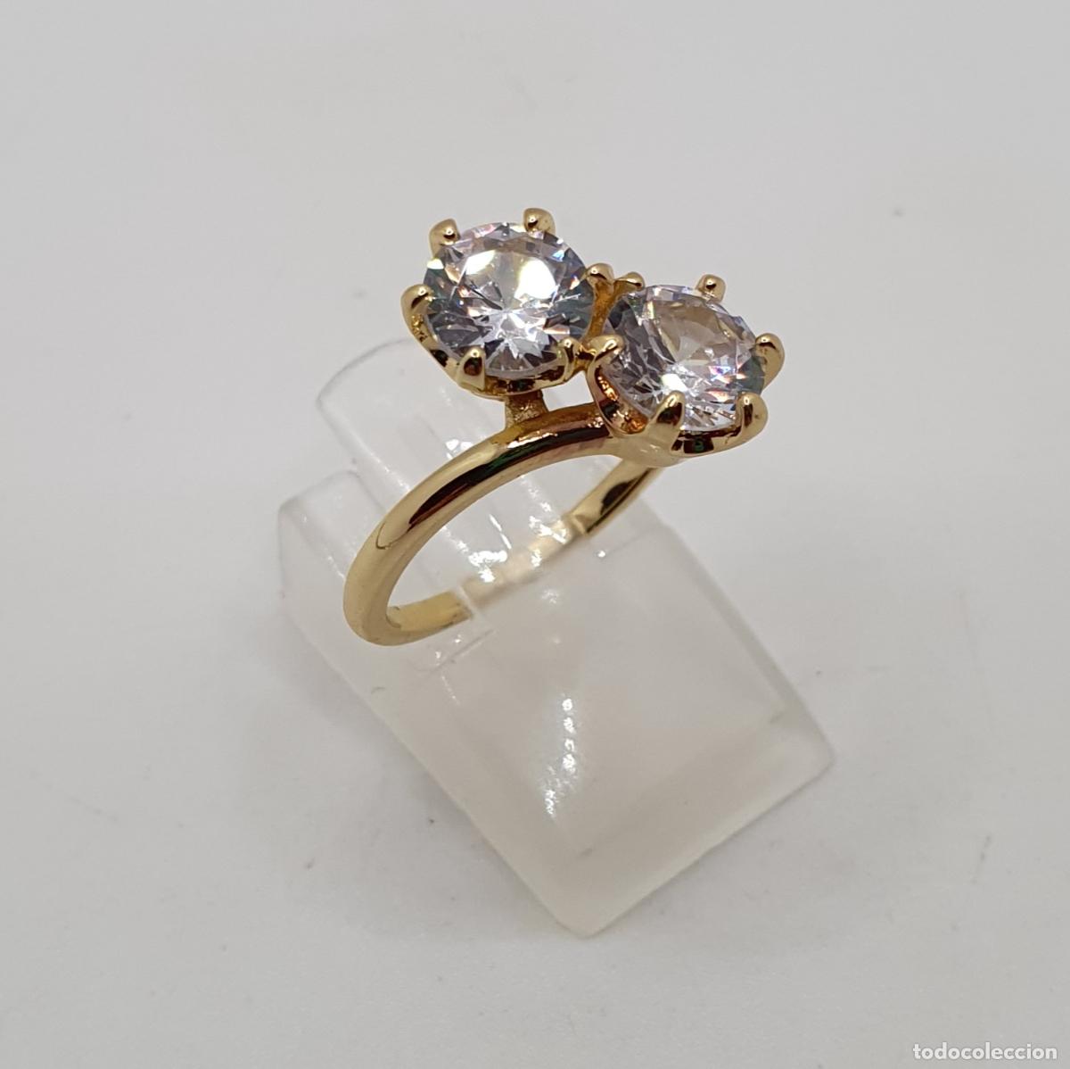 Joyeria: Linda sortija de pedida estilo tu y yo, chapada en oro de 14k con diamantes creados y engarzados.
