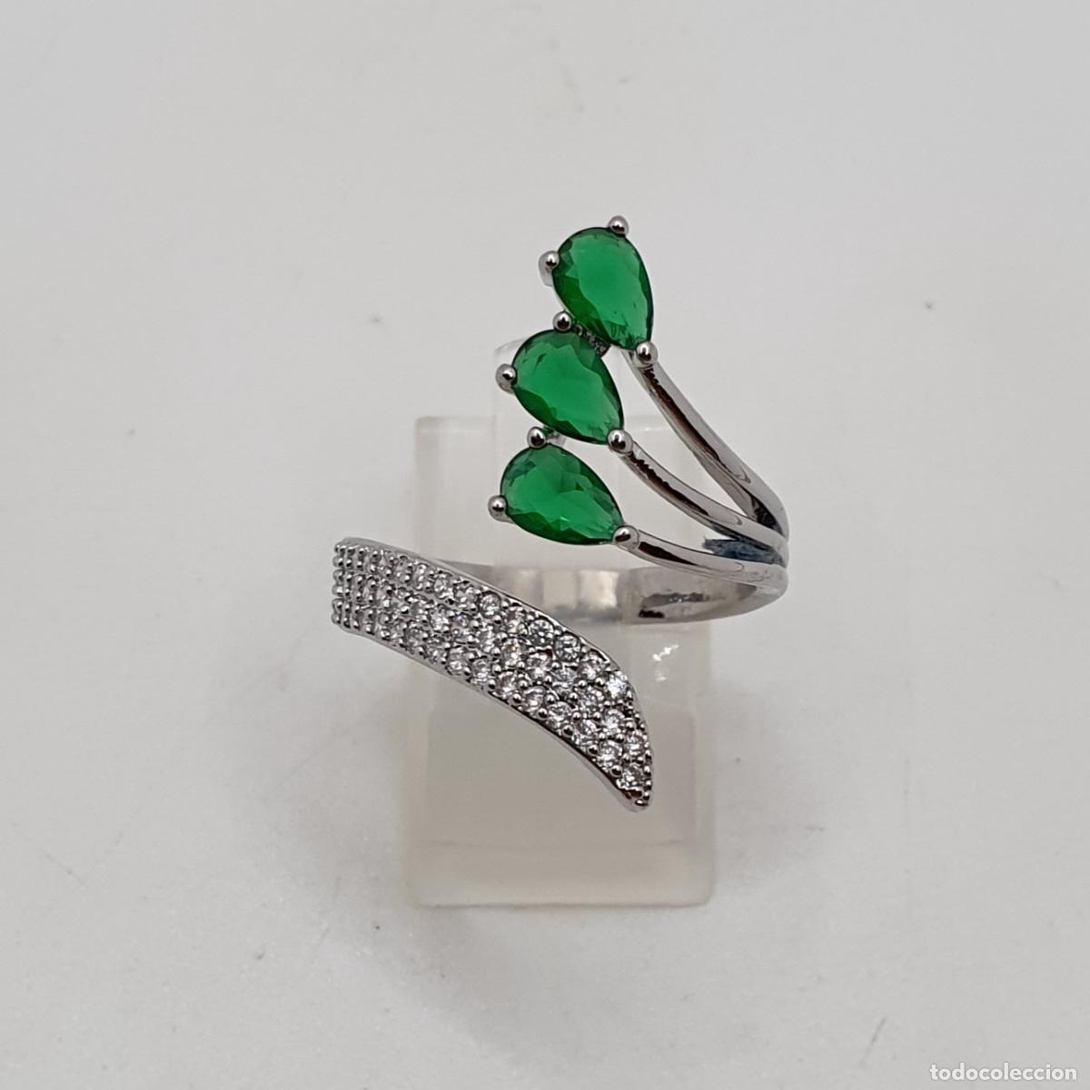 Joyeria: Glamurosa sortija de corte imperio chapada en plata 925, circonitas y esmeraldas creadas talla pera.