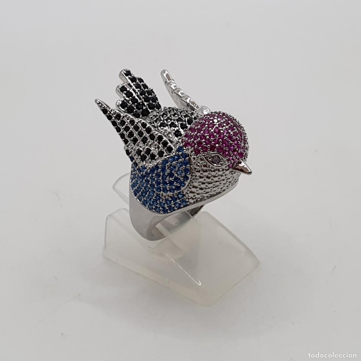 Joyeria: Encantador anillo de dise&ntilde;o ave, chapado en oro blanco y cuajado de bella pedrer&iacute;a talla brillante.