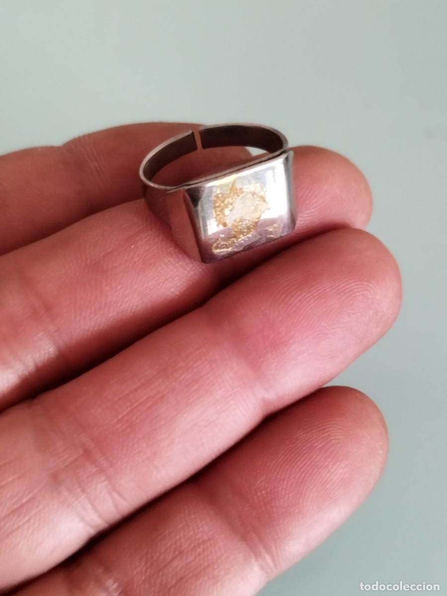 Joyeria: Antiguo anillo tipo sello de metal plateado a identificar.