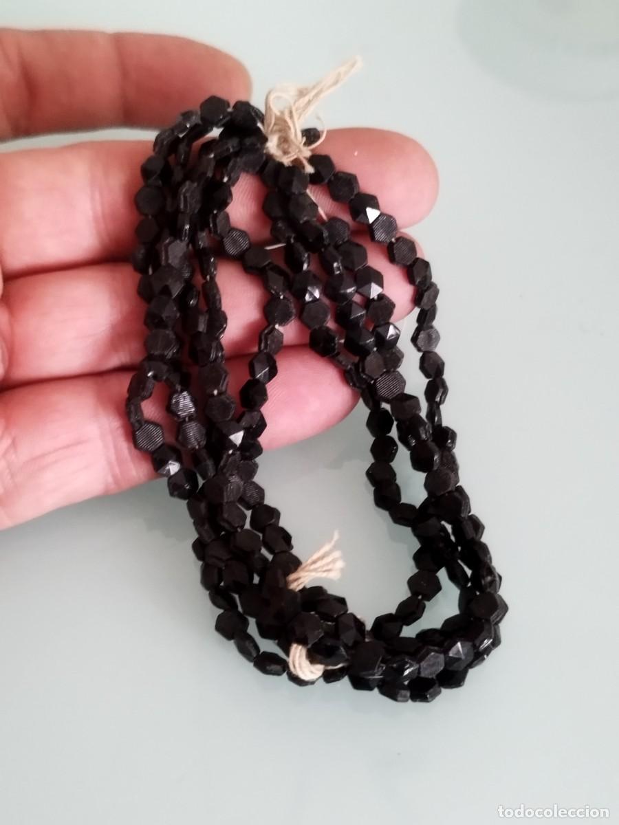 Joyeria: Antigua pulsera de peque&ntilde;as cuentas negras a restaurar.