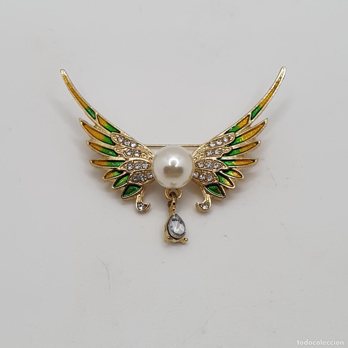 Joyeria: Precioso broche de alas ba&ntilde;adas en oro, con esmaltes al fuego, circonitas talla brillante y perla.