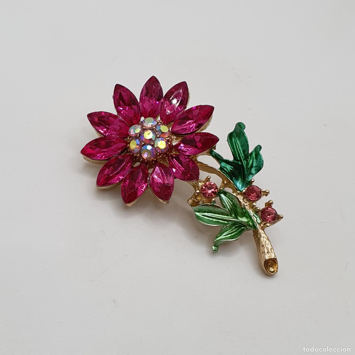 Joyeria: Bell&iacute;simo broche de flor estilo vintage con acabados en oro, esmaltes y s&iacute;mil de pedrer&iacute;a.