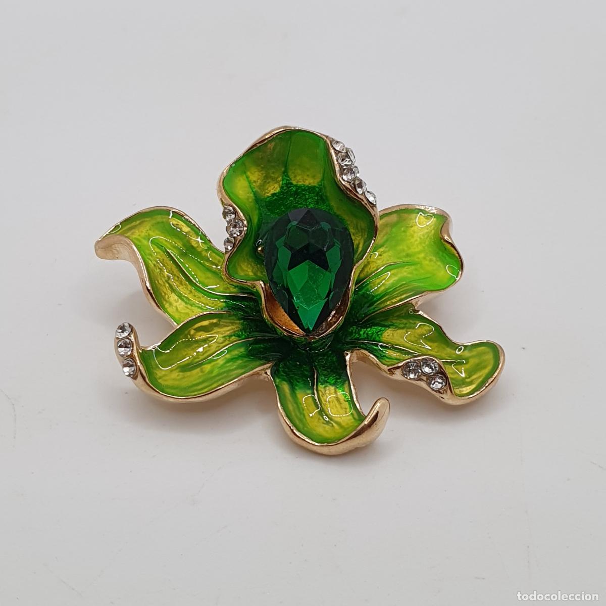 Joyeria: Bello broche de flor de orqu&iacute;dea ex&oacute;tica con ba&ntilde;o de oro, esmaltes al fuego y pedrer&iacute;a.