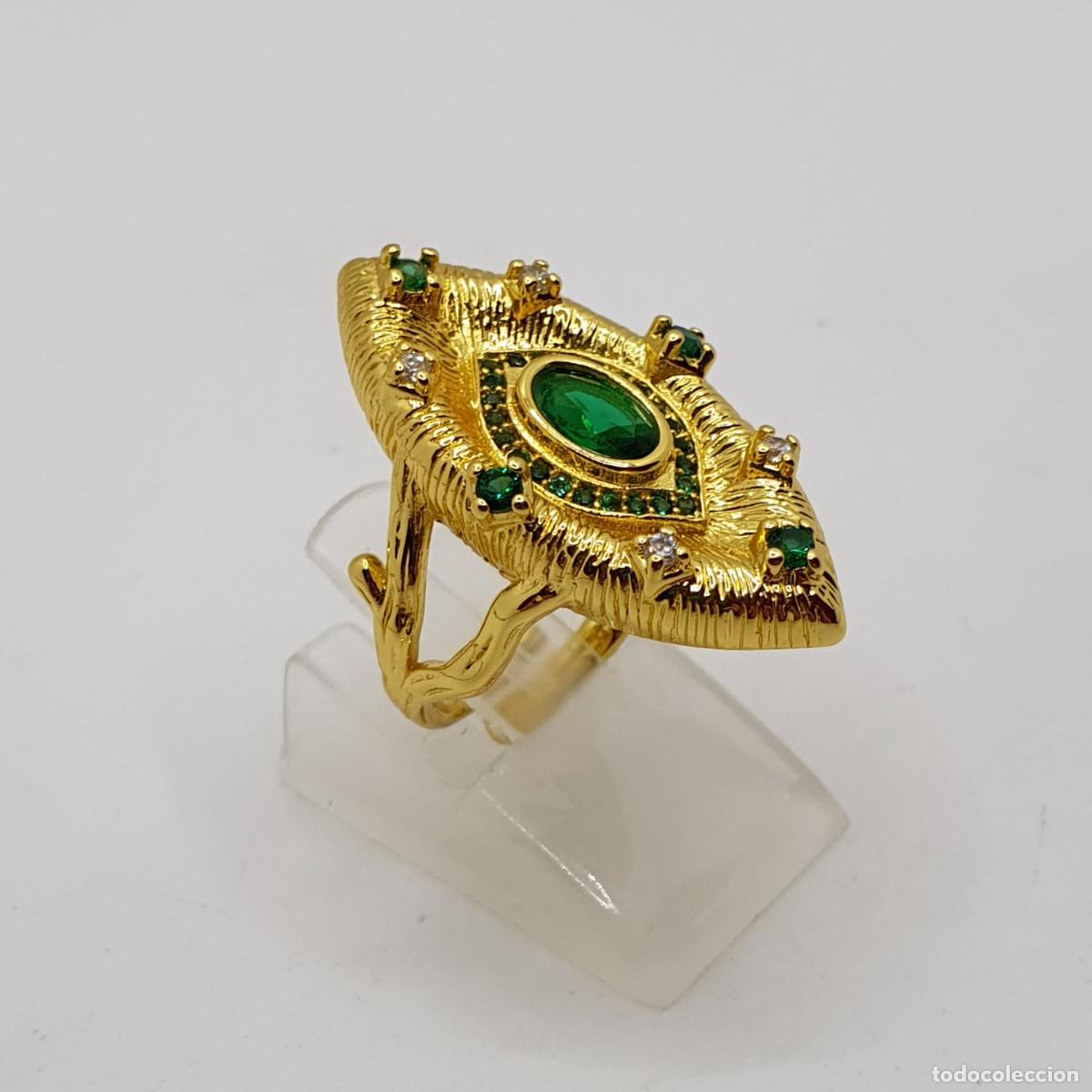 Joyeria: Refinado anillo de corte art dec&oacute; con acabados en oro, circonitas y esmeraldas creadas engarzadas.