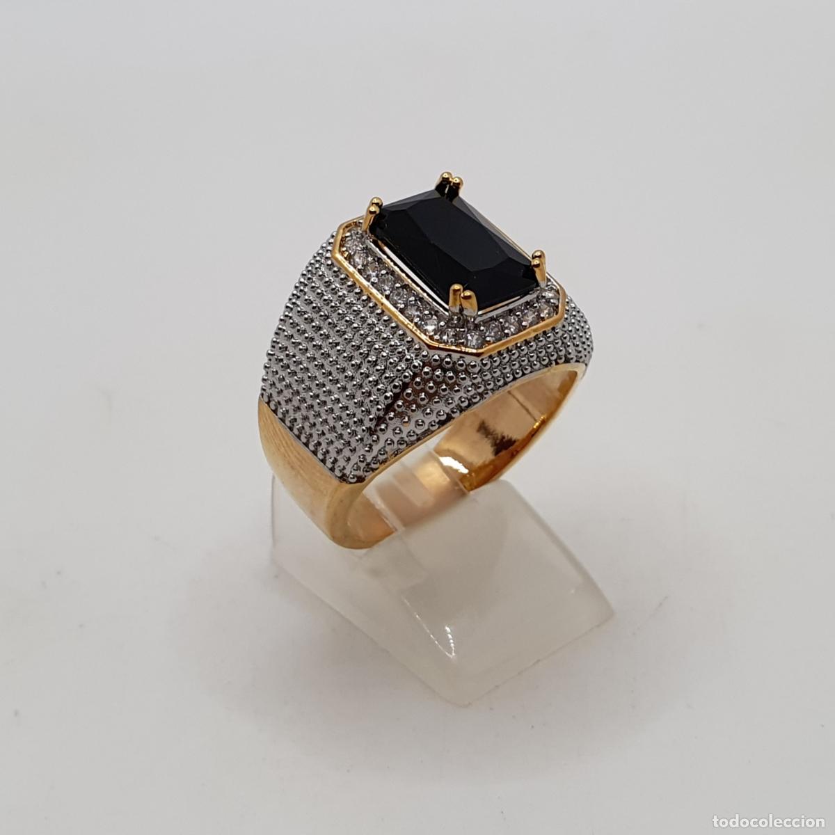 Joyeria: Gran anillo de hombre tipo sello, ba&ntilde;ado oro blanco y amarillo, circonitas y azabache creado.