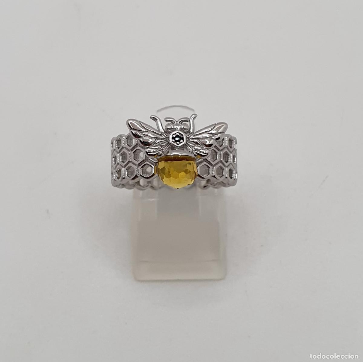 Joyeria: Magn&iacute;fico anillo de abeja reina chapado en oro blanco de 18k, zafiro negro creado y topacio creado.