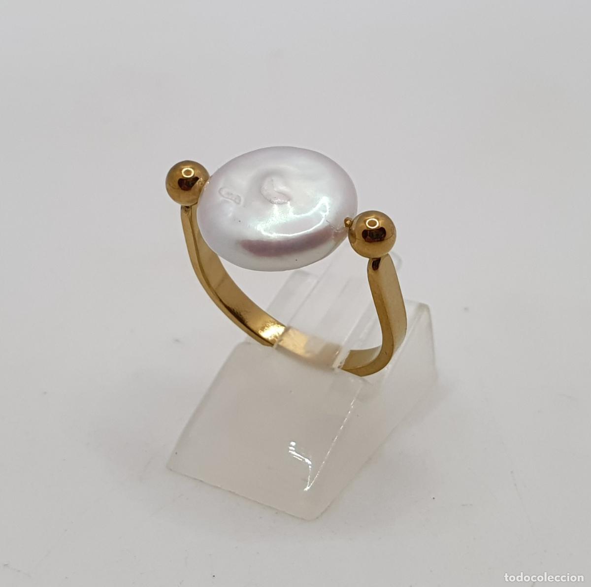 Joyeria: Exquisita sortija de dise&ntilde;o minimalista con acabados en oro y perla barroca aut&eacute;ntica.