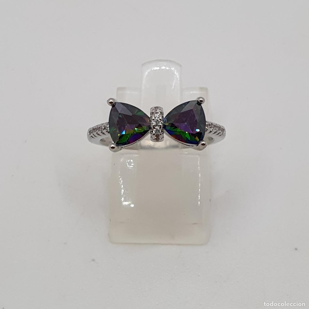 Joyeria: Bell&iacute;sima sortija de dise&ntilde;o lazo chapado en oro blanco, circonitas y topacios arco&iacute;ris creados.