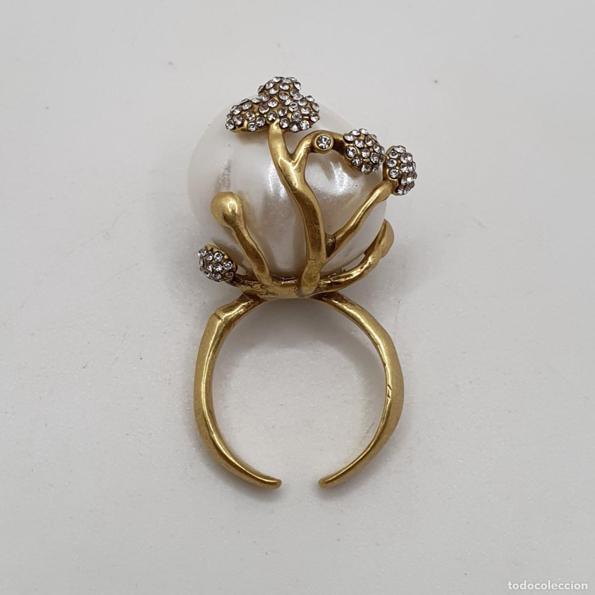 Joyeria: Original anillo de dise&ntilde;o brutalista con acabados en oro, circonitas y s&iacute;mil de perla barroca.