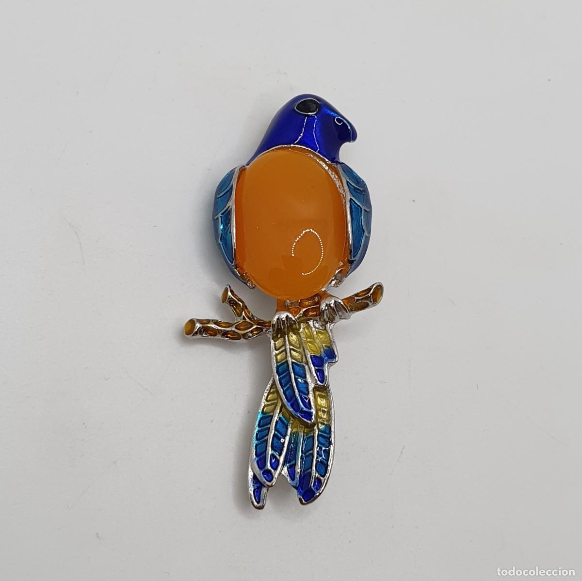 Joyeria: Magn&iacute;fico broche colgante de ave oriental con acabados en plata, esmaltes al fuego y cabuj&oacute;n &aacute;mbar.
