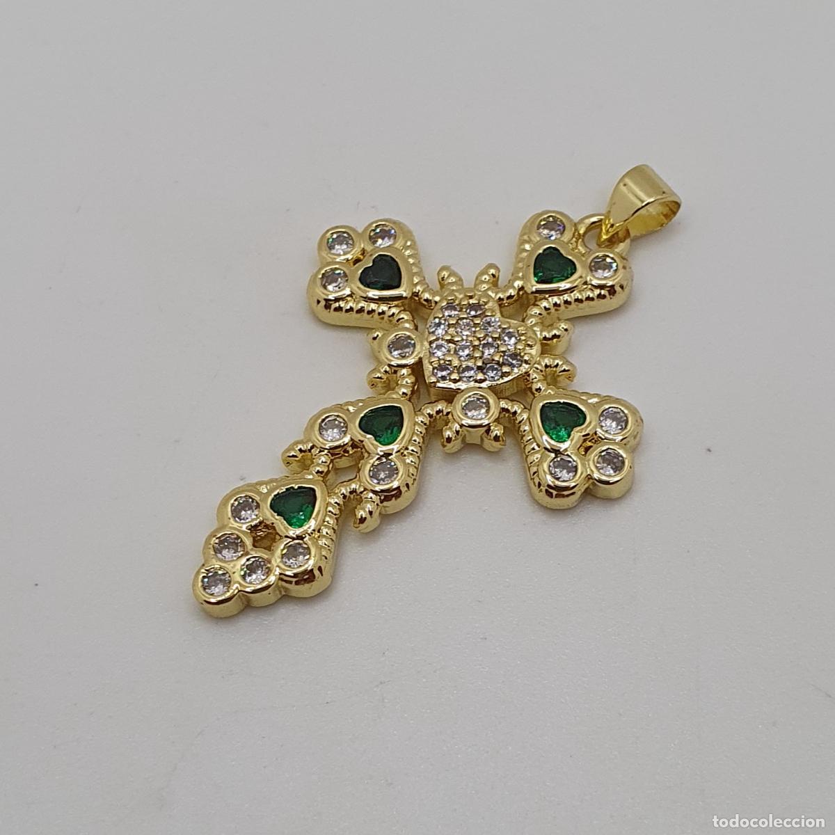 Joyeria: Preciosa cruz chapada en oro con esmeraldas creadas talla coraz&oacute;n y circonitas talla brillante.