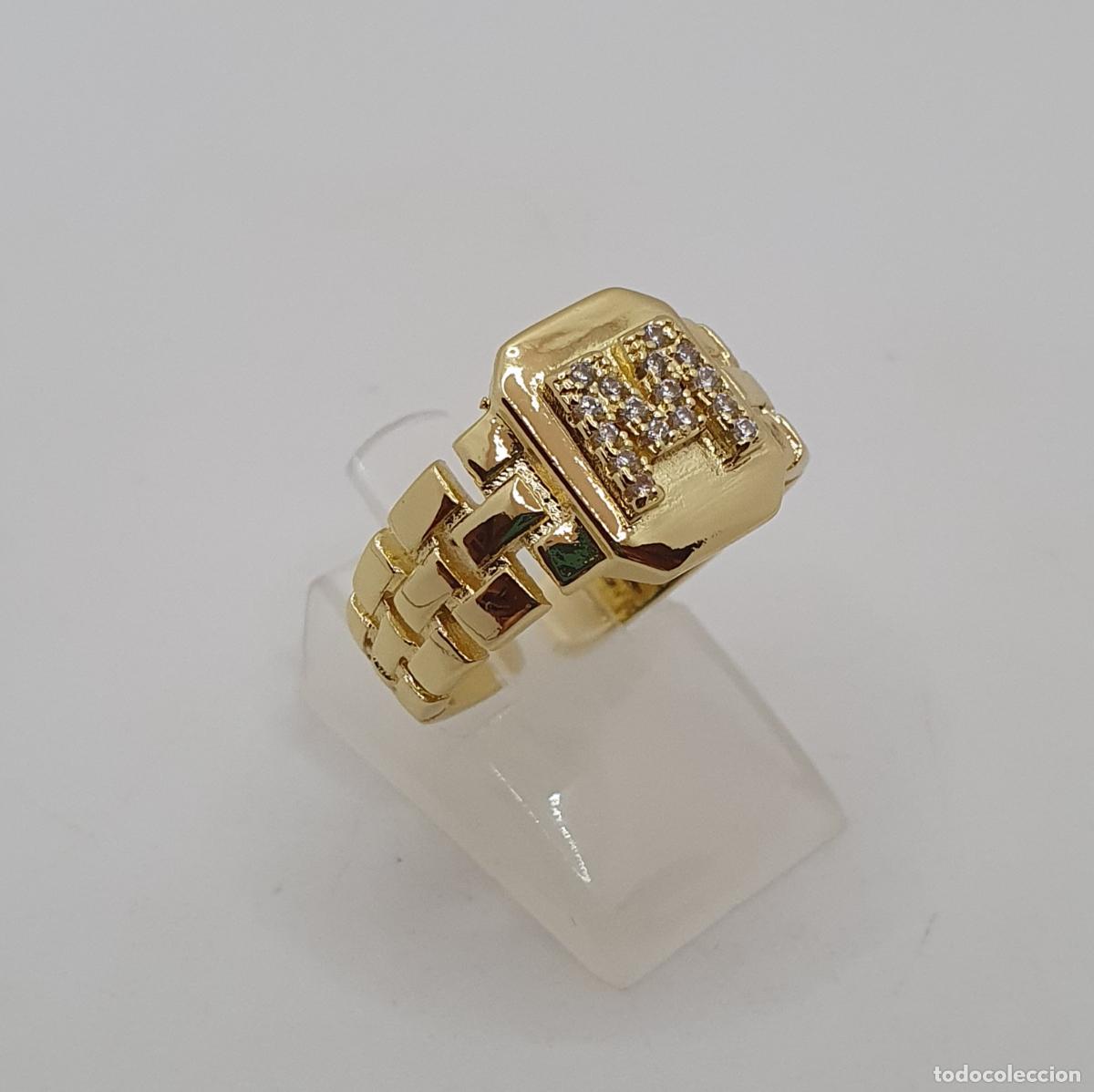 Joyeria: Anillo vintage ba&ntilde;ado en oro de 18k con la letra inicial M relieve con circonitas talla brillante.
