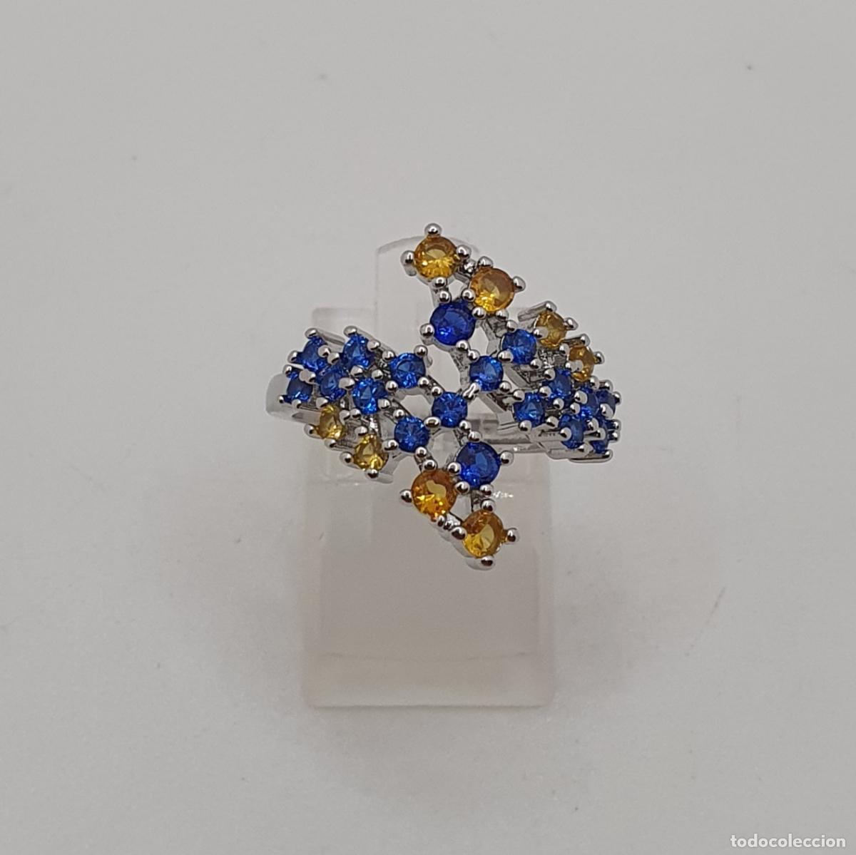 Joyeria: Exquisita sortija de dise&ntilde;o exclusivo chapada en oro blanco, citrinos y zafiros creados engarzados.