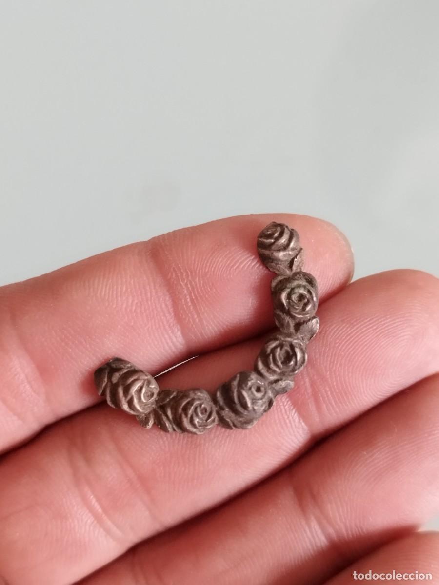 Joyeria: Antiguo adorno de media corona de flores, rosas. De metal a identificar. Tipo broche.