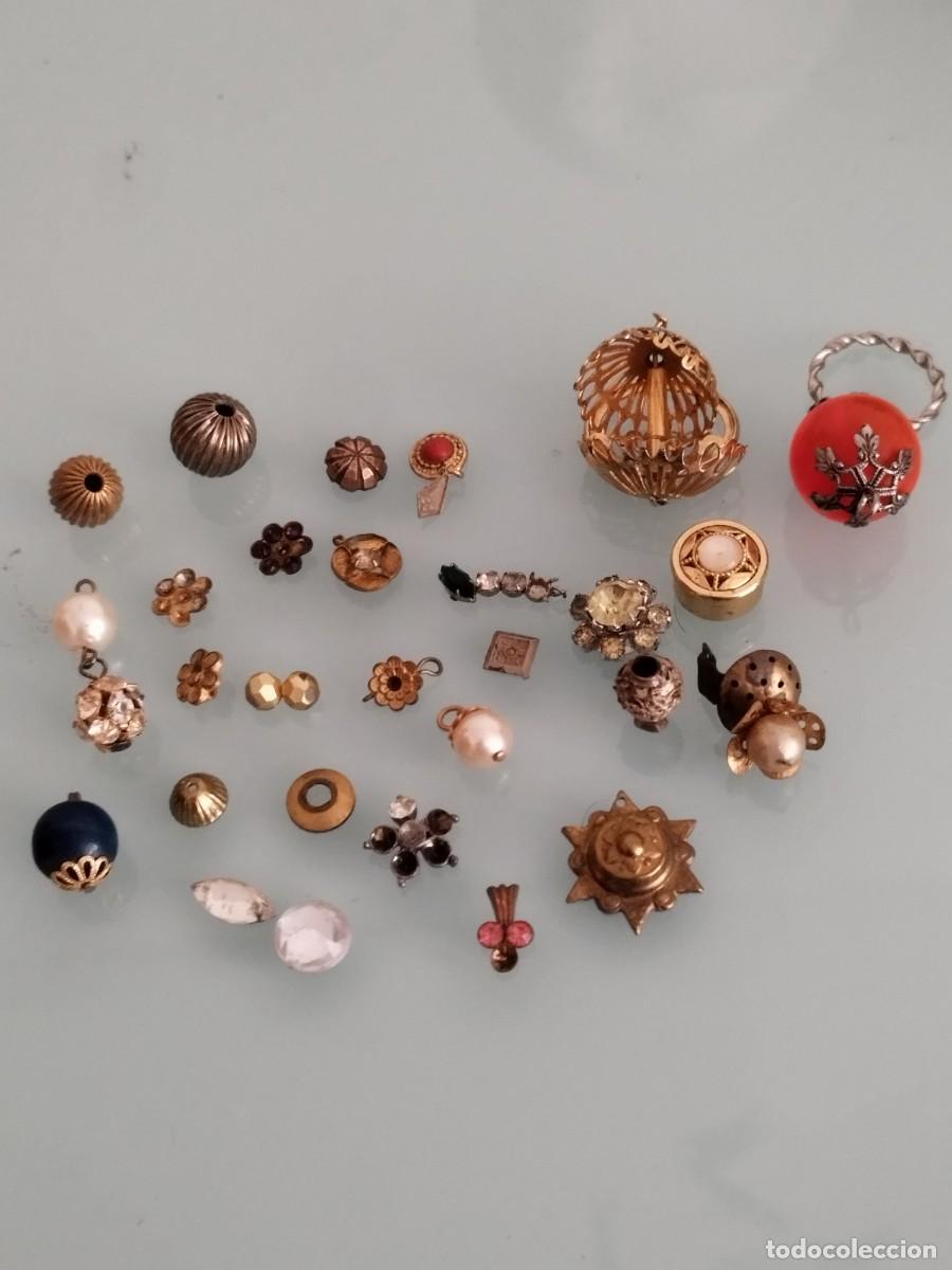 Joyeria: Lote de partes de pendientes, collares, broches. Pedrer&iacute;a a identificar. Cuentas, flores de metal.