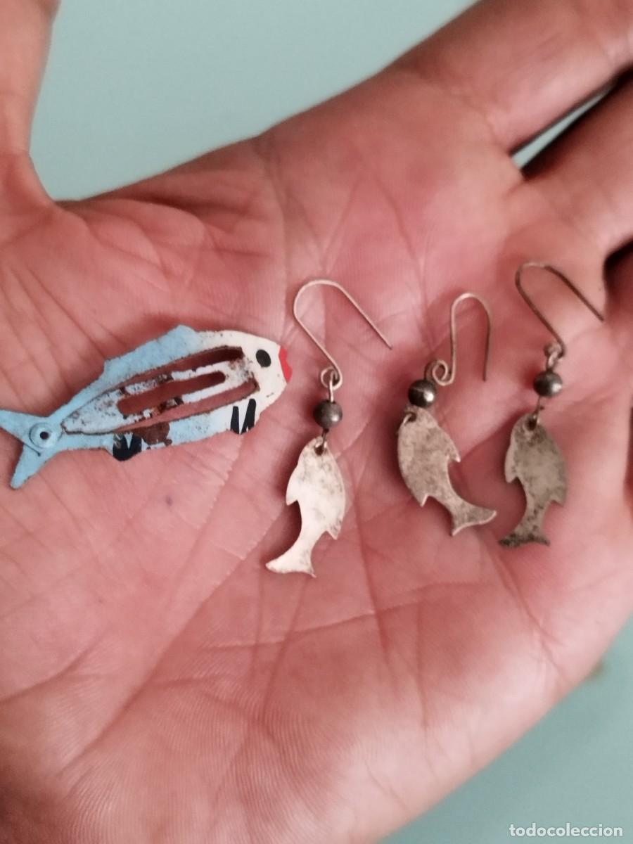 Joyeria: Lote de par de pendientes, otro suelto y pinza clip para el pelo. En forma de pez. 3 pendientes.