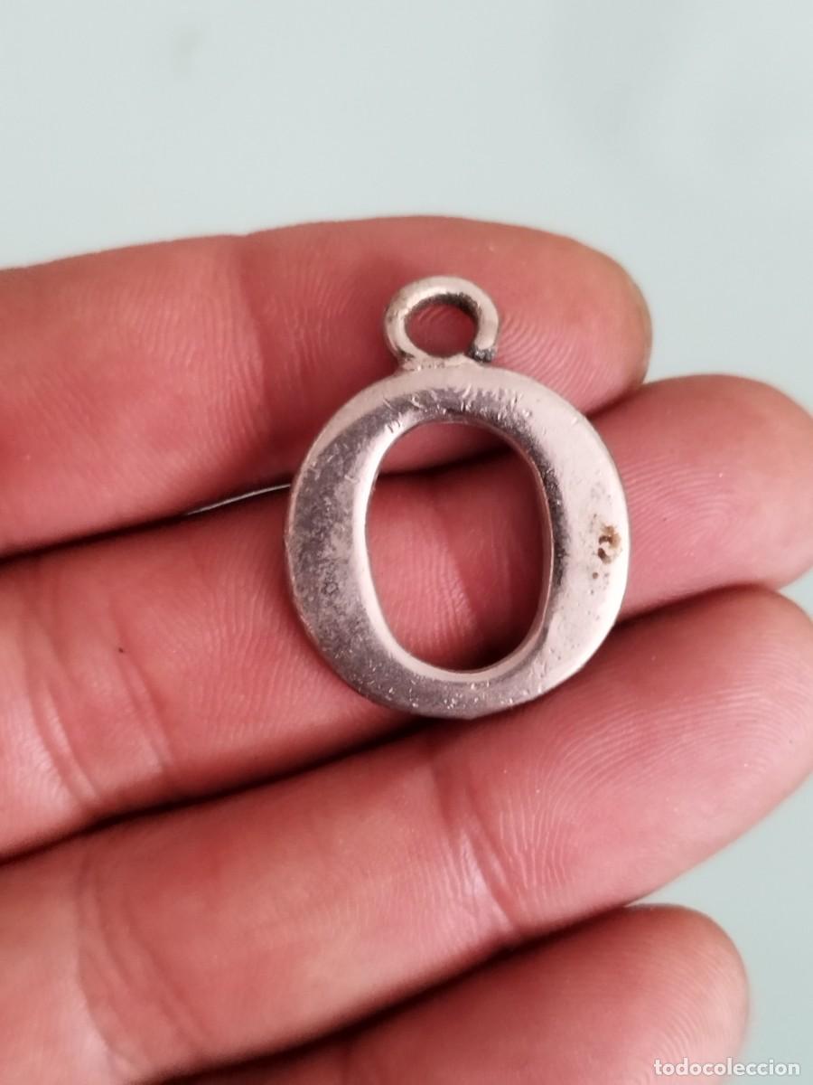 Joyeria: Antiguo colgante de la letra O en metal plateado a identificar.