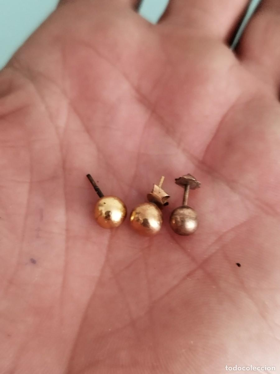 Joyeria: Tres antiguos pendientes de bolas de metal dorado. Par, pareja y otro desparejado.