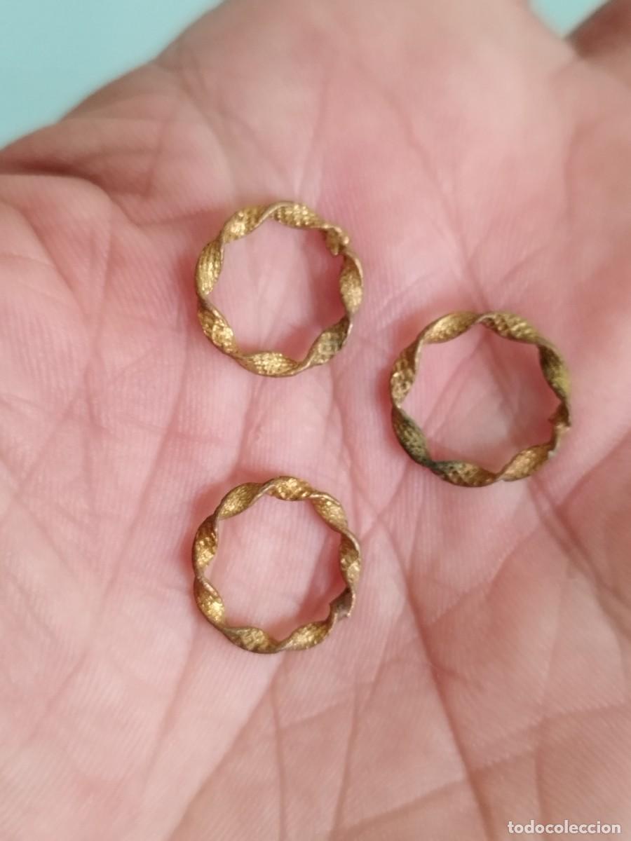 Joyeria: Tres antiguos peque&ntilde;os aros de metal dorado a identificar.